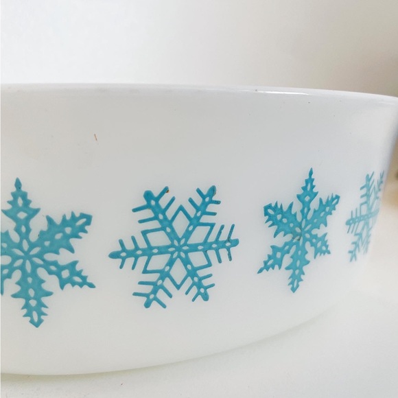 Pyrex casserole dish / 1950s - 1960s / Turquoise snowflake / 043 / 1 1/2 qt - Picture 3 of 6